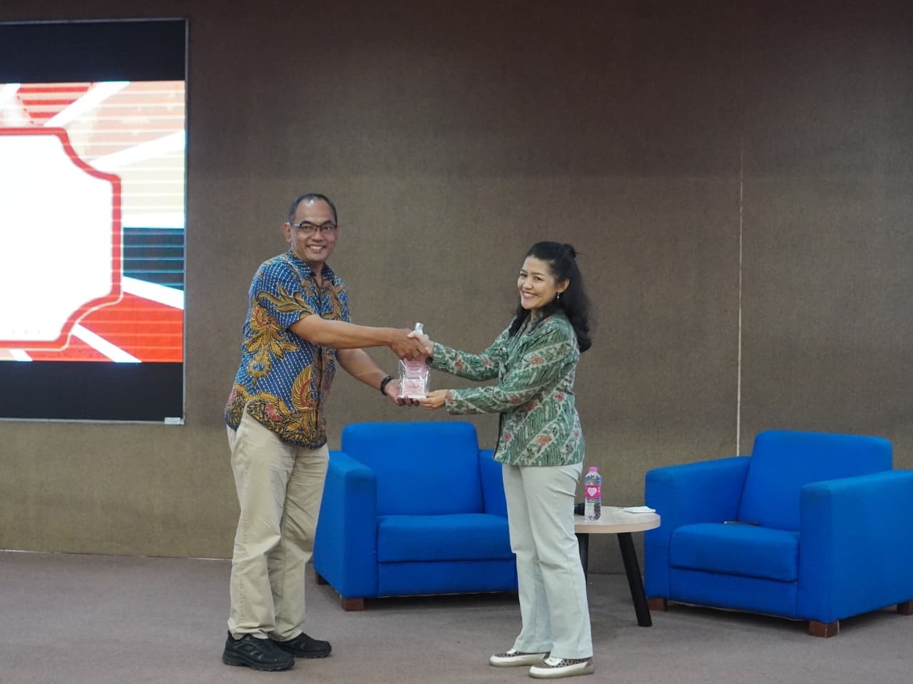 Pemberian Plakat Kepada Ibu Zahrotul Umami, M.I.Kom.